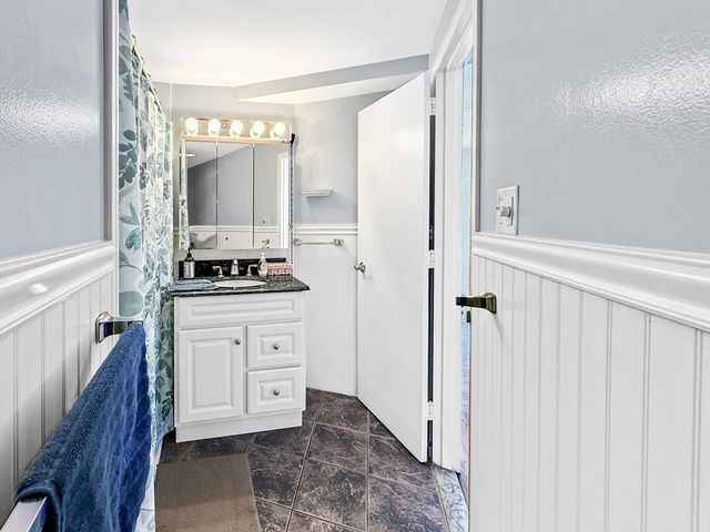 300 Lynn Shore Dr 203, Lynn, MA 01902