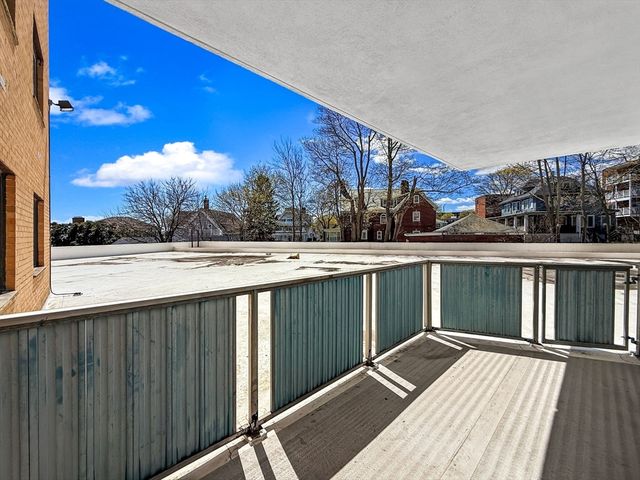 300 Lynn Shore Dr 203, Lynn, MA 01902