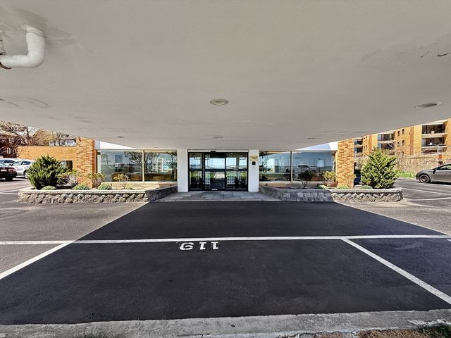 300 Lynn Shore Dr 203, Lynn, MA 01902