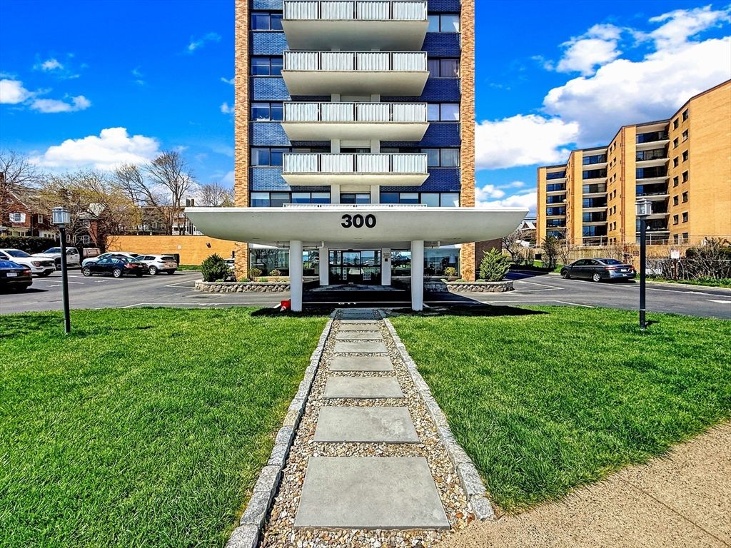 300 Lynn Shore Dr 203, Lynn, MA 01902