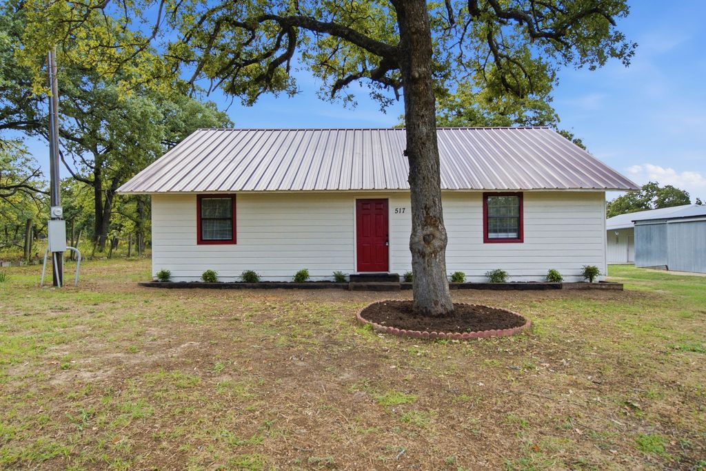517 Sandy Oaks Road, Springtown, TX 76082 — exterior