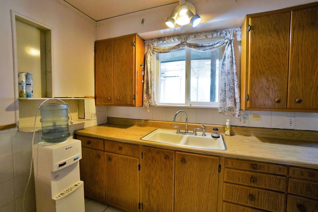 Image 10 of property listing at 2307 N Valeria Street, Fresno, CA 93703