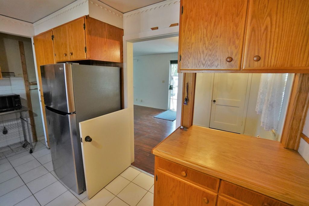 Image 14 of property listing at 2307 N Valeria Street, Fresno, CA 93703