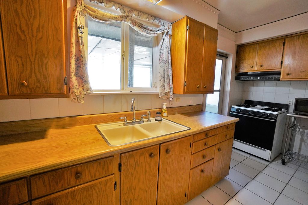 Image 15 of property listing at 2307 N Valeria Street, Fresno, CA 93703
