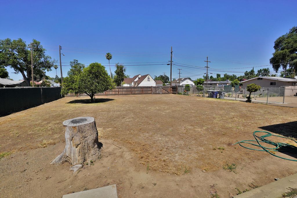 Image 32 of property listing at 2307 N Valeria Street, Fresno, CA 93703