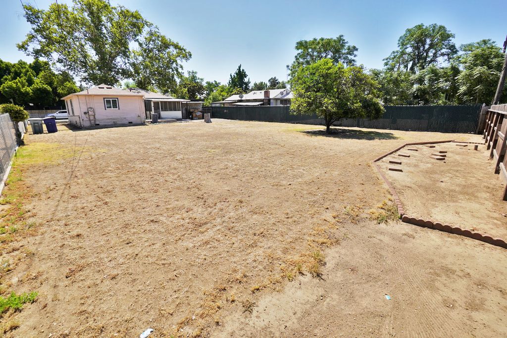 Image 37 of property listing at 2307 N Valeria Street, Fresno, CA 93703