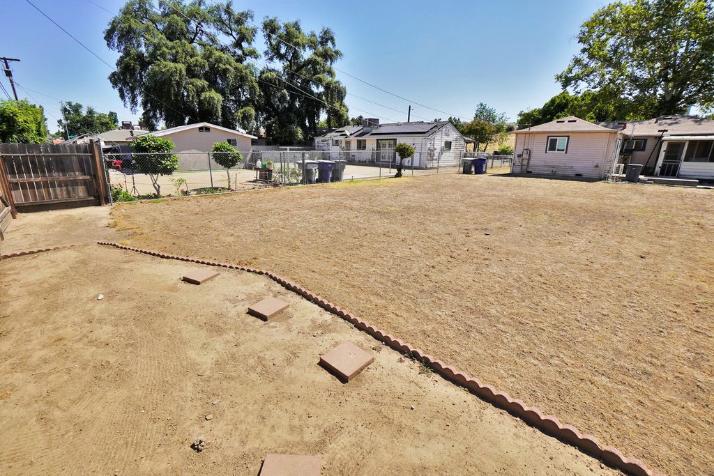 Image 38 of property listing at 2307 N Valeria Street, Fresno, CA 93703
