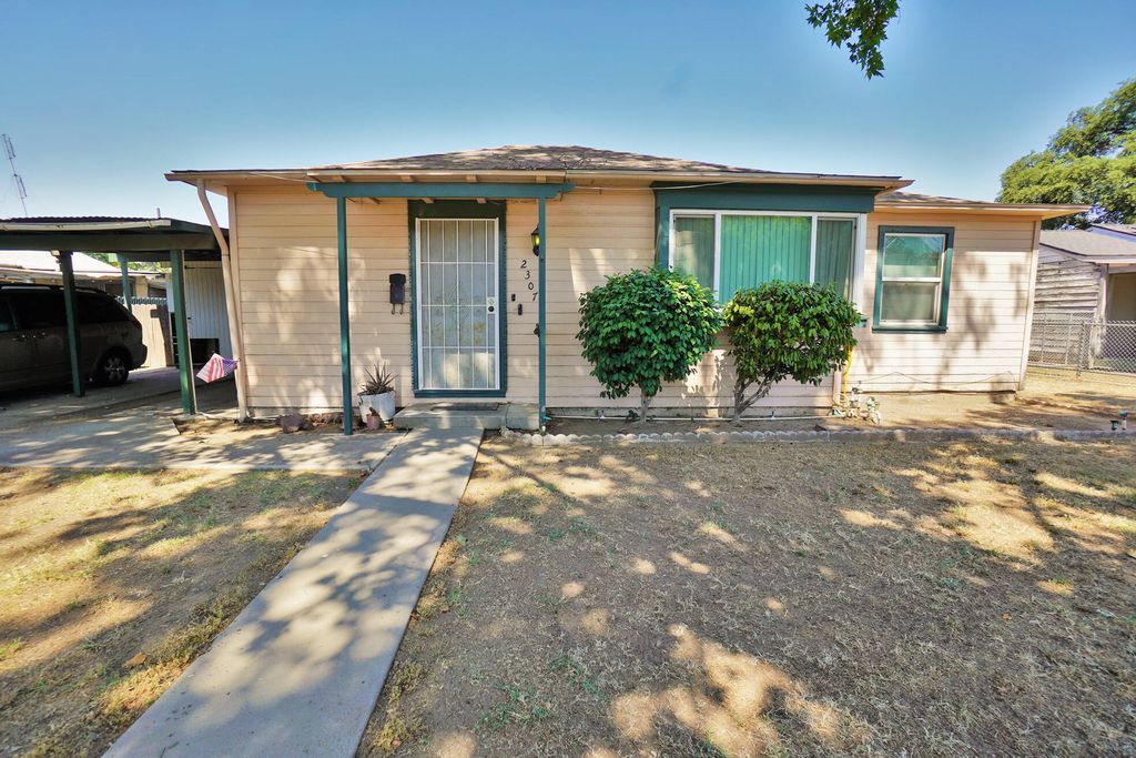 Image 4 of property listing at 2307 N Valeria Street, Fresno, CA 93703
