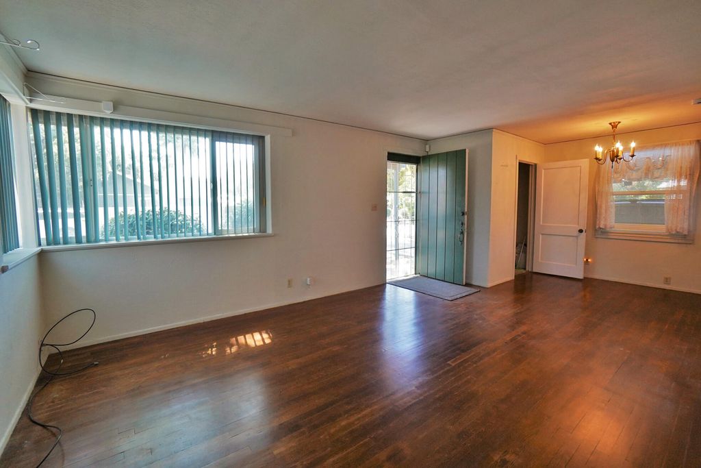 Image 5 of property listing at 2307 N Valeria Street, Fresno, CA 93703