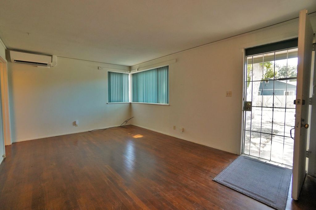 Image 6 of property listing at 2307 N Valeria Street, Fresno, CA 93703