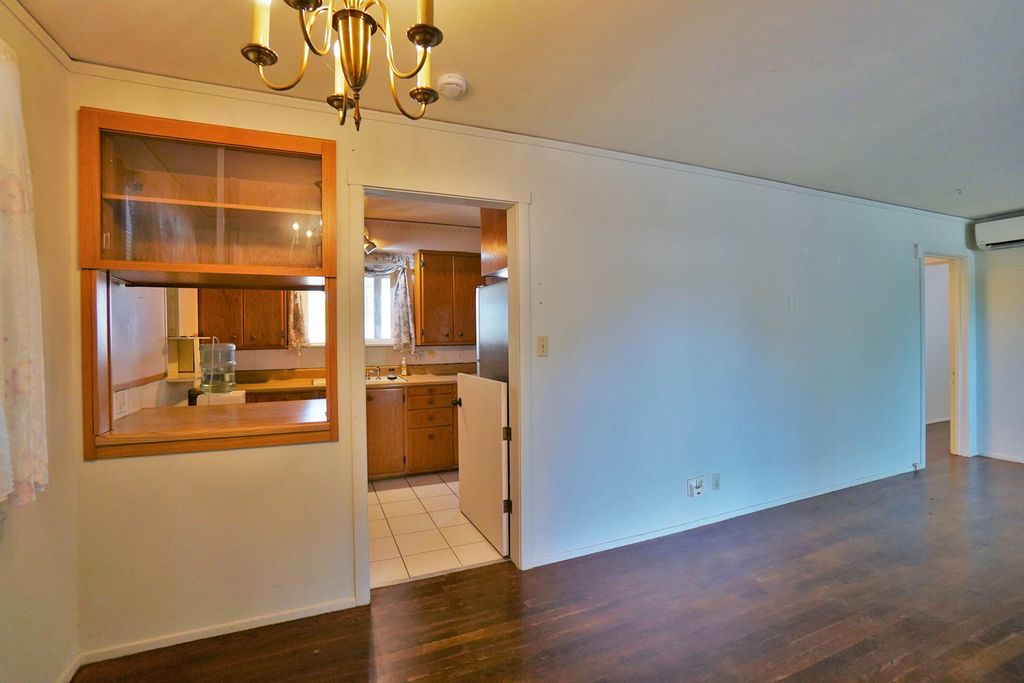 Image 7 of property listing at 2307 N Valeria Street, Fresno, CA 93703