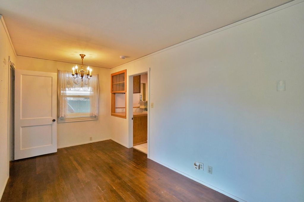 Image 8 of property listing at 2307 N Valeria Street, Fresno, CA 93703