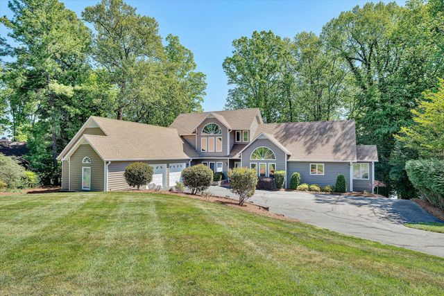25 Findlay CIR, Penhook, VA 24137