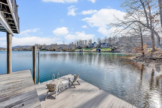 25 Findlay CIR, Penhook, VA 24137