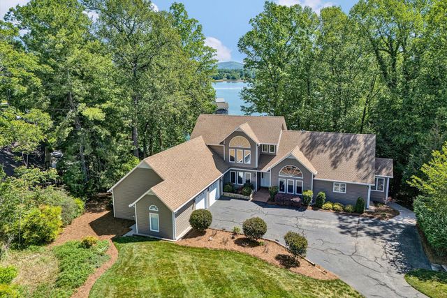 25 Findlay CIR, Penhook, VA 24137