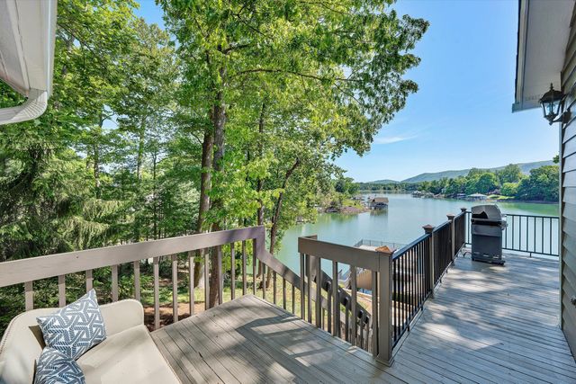 25 Findlay CIR, Penhook, VA 24137