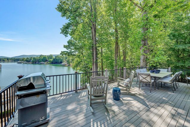 25 Findlay CIR, Penhook, VA 24137