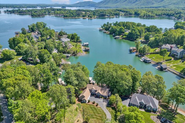 25 Findlay CIR, Penhook, VA 24137