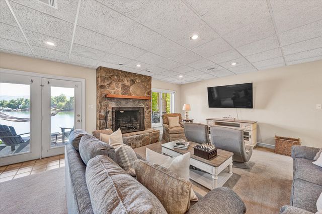 25 Findlay CIR, Penhook, VA 24137