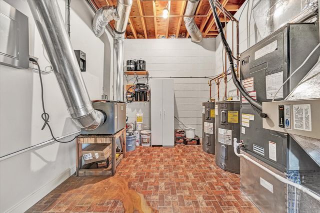 25 Findlay CIR, Penhook, VA 24137