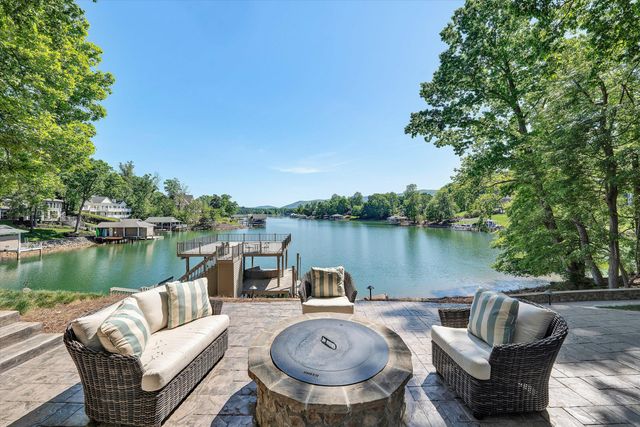 25 Findlay CIR, Penhook, VA 24137