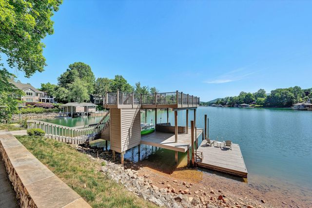 25 Findlay CIR, Penhook, VA 24137