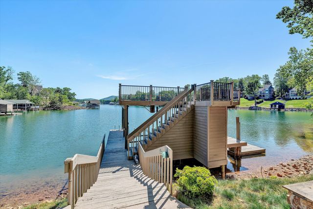 25 Findlay CIR, Penhook, VA 24137