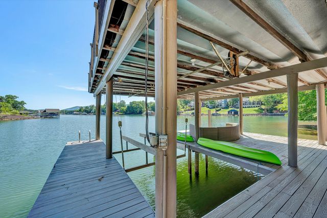 25 Findlay CIR, Penhook, VA 24137