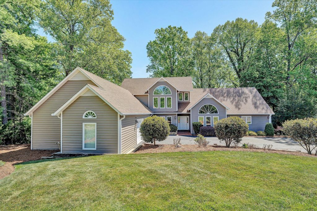 25 Findlay CIR, Penhook, VA 24137
