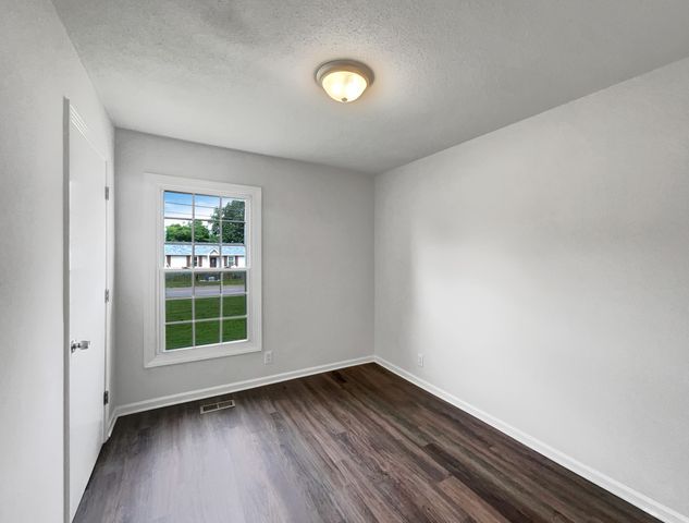 573 Donna Dr, Clarksville, TN 37042