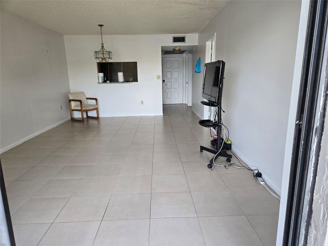 1001 Colony Point Circle 305, Pembroke Pines, FL 33026