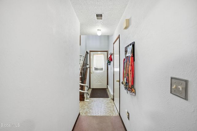 29 Tekakwitha Court, Clifton Park, NY 12065