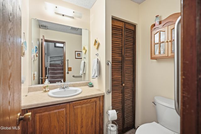 29 Tekakwitha Court, Clifton Park, NY 12065