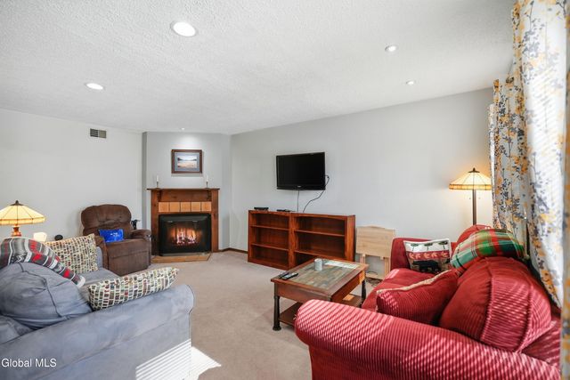 29 Tekakwitha Court, Clifton Park, NY 12065