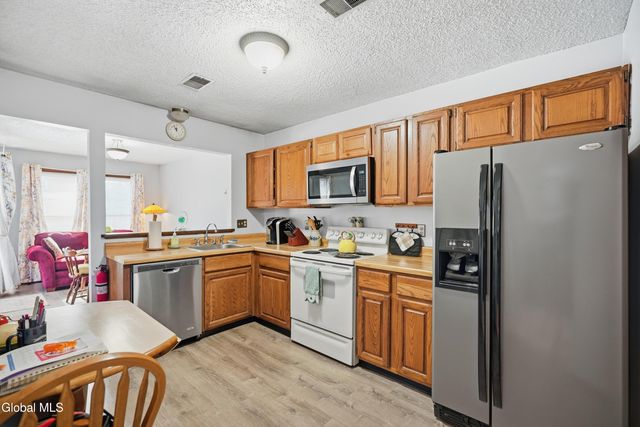 29 Tekakwitha Court, Clifton Park, NY 12065