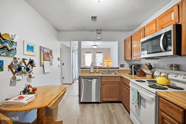 29 Tekakwitha Court, Clifton Park, NY 12065