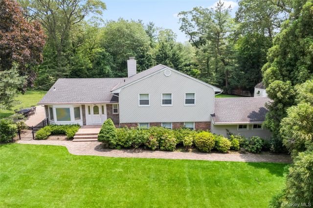 21 Kodiak Drive, Woodbury, NY 11797