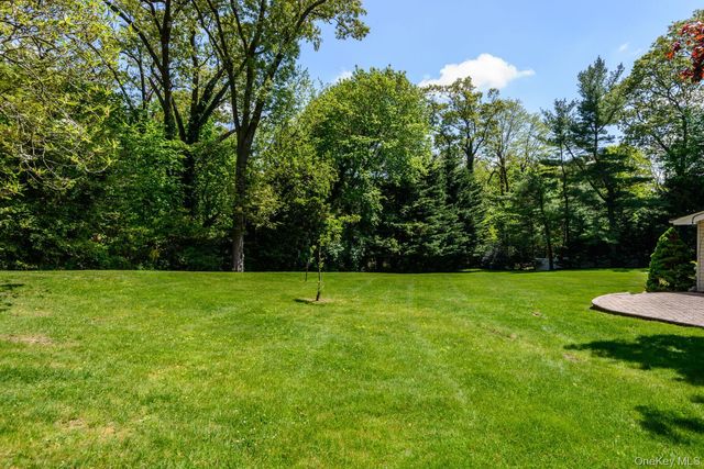 21 Kodiak Drive, Woodbury, NY 11797