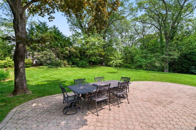 21 Kodiak Drive, Woodbury, NY 11797