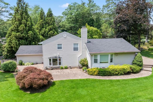21 Kodiak Drive, Woodbury, NY 11797