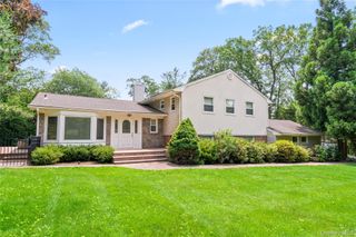21 Kodiak Drive, Woodbury, NY 11797