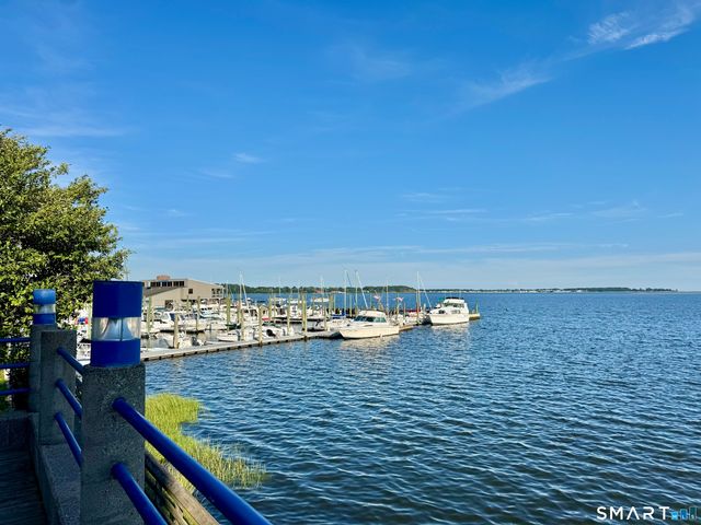 18 Harbour Close, New Haven, CT 06519