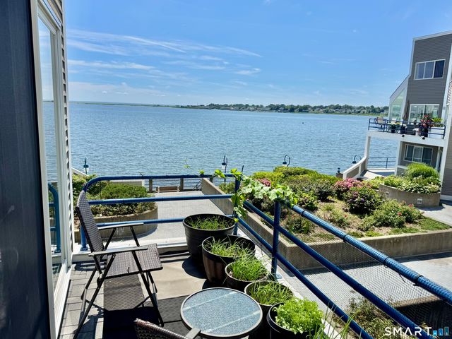 18 Harbour Close, New Haven, CT 06519