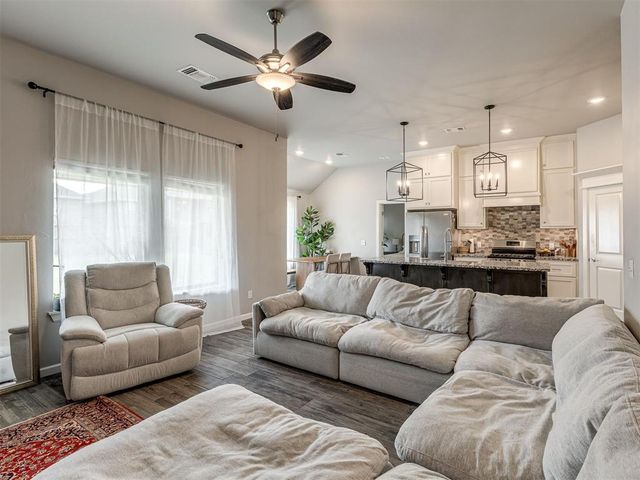 9208 NW 91st Street, Yukon, OK 73099