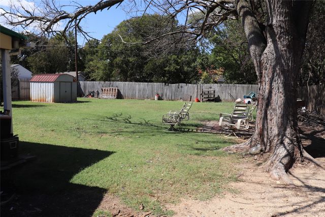 916 Poindexter Avenue, Cleburne, TX 76033