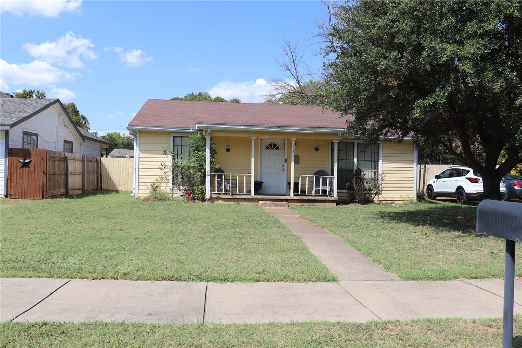 916 Poindexter Avenue, Cleburne, TX 76033