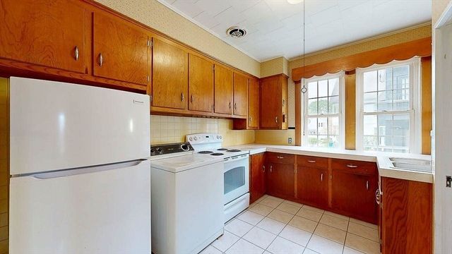 14 Hadwen Rd, Worcester, MA 01602