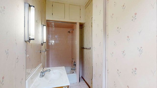 14 Hadwen Rd, Worcester, MA 01602