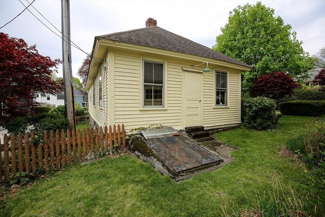 14 Hadwen Rd, Worcester, MA 01602