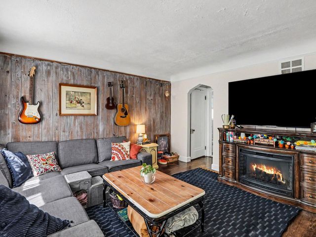 25850 Hanover Street, Dearborn Heights City, MI 48125